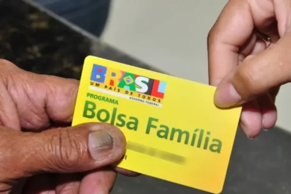 Supermercado é condenado por retenção de cartão do ‘Bolsa Família’ para garantia de crédito: o que você precisa saber sobre seus direitos.