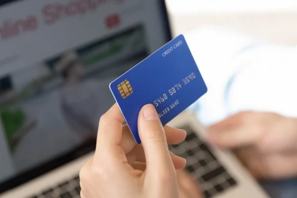 Cartão de crédito é o preferido nas compras online dos brasileiros: entenda o fenômeno!